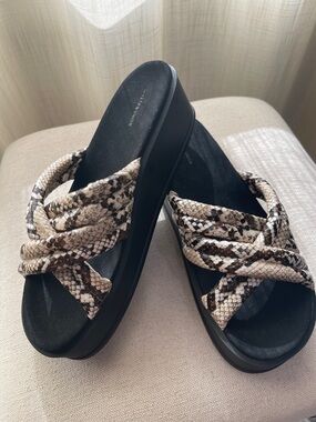 14th & Union Beige and Black Snake-Print Twist Slide Sandals
